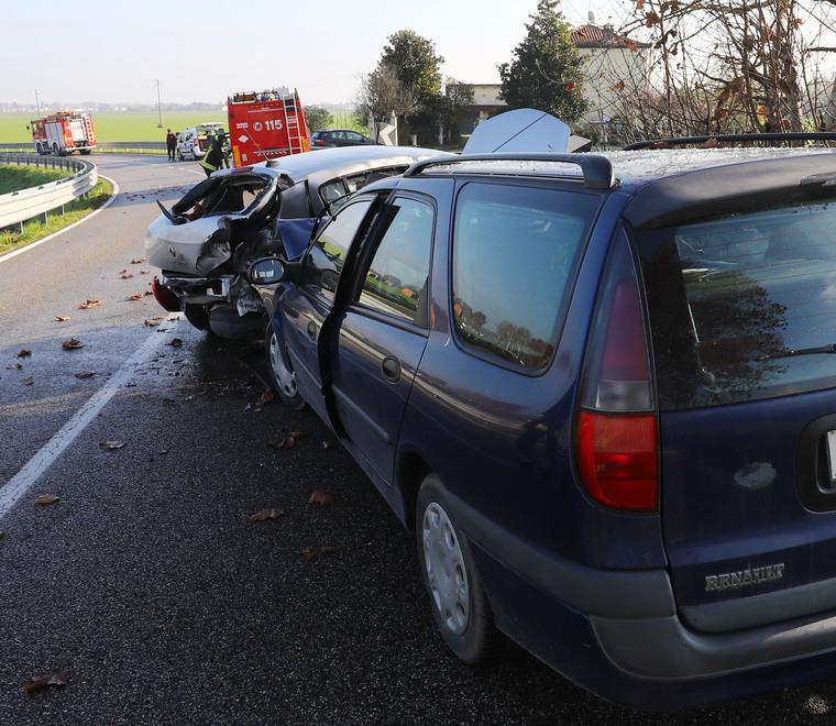 Scontro tra auto sulla Virgiliana Quattro persone all’ospedale 