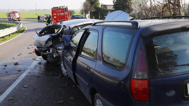 Scontro tra auto sulla Virgiliana Quattro persone all’ospedale
