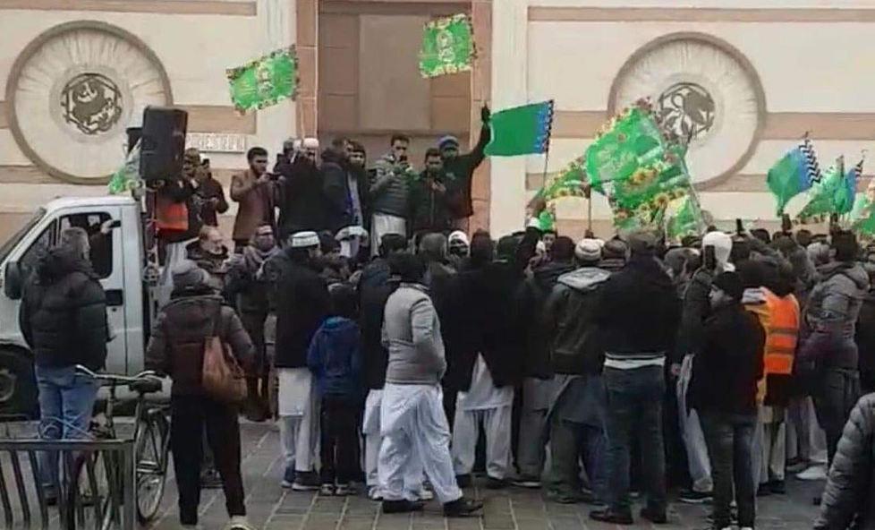 Due religioni si incontrano Stretta di mano sul sagrato 
