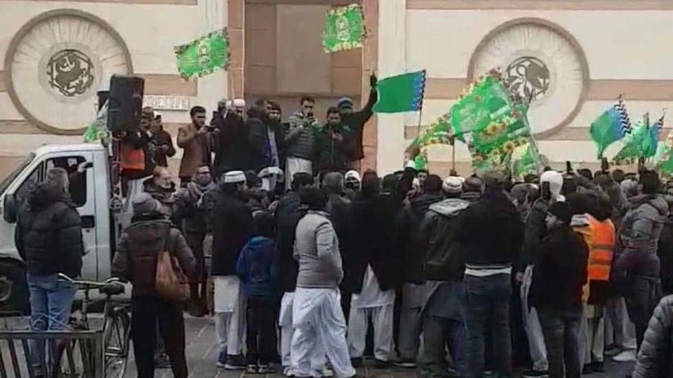Due religioni si incontrano Stretta di mano sul sagrato