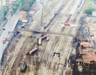 <strong>LO SCENARIO.</strong> Il luogo della tragedia visto dall’alto con le cisterne rovesciate