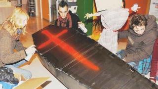 <strong>A LAVORO.</strong> Studenti all’opera attorno alla grande bara nera che sfilerà domani
