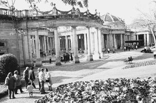 Turisti nello stabilimento termale principale della città: il Tettuccio