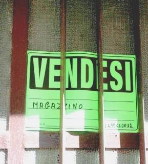 Il cartello di uno stabile in vendita
