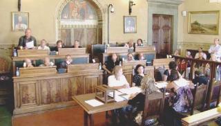 Una seduta del consiglio comunale