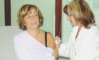 Il direttore sanitario Chiara Gherardeschi sottoposta a vaccinazione