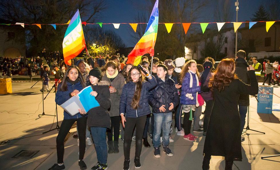 Scuole Marconi e Frank di Modena: fiaccolata dei ragazzi per i diritti umani