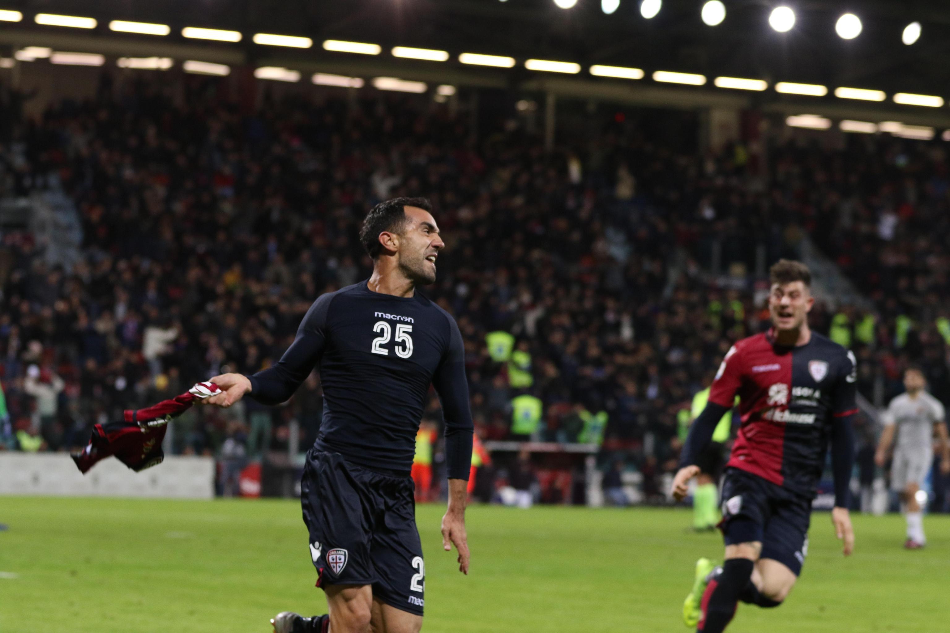 L'esultanza di Sau dopo il gol del 2-2 contro la Roma