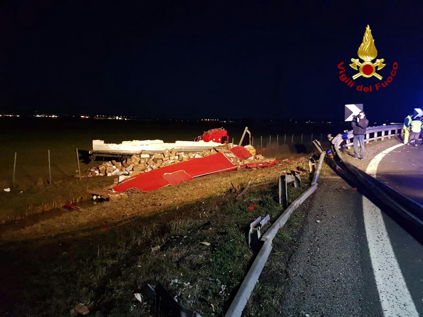 Camion si rovescia sul raccordo dell'autostrada