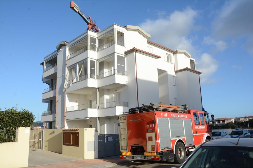 Gru pericolante a Olbia, il palazzo evacuato è ancora inaccessibile