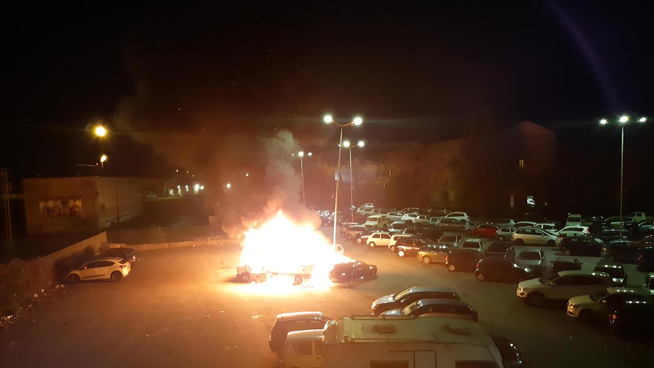 Il camper a fuoco (foto Fabio Pezzoni)
