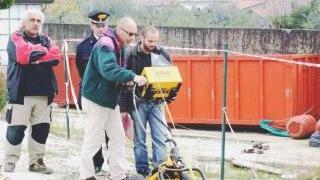 In alto il pm Federico Manotti, ha condotto l’operazione Amen sul cimitero Mirteto con i Nas; a destra le ricerche dei militari col metaldetector nel camposanto