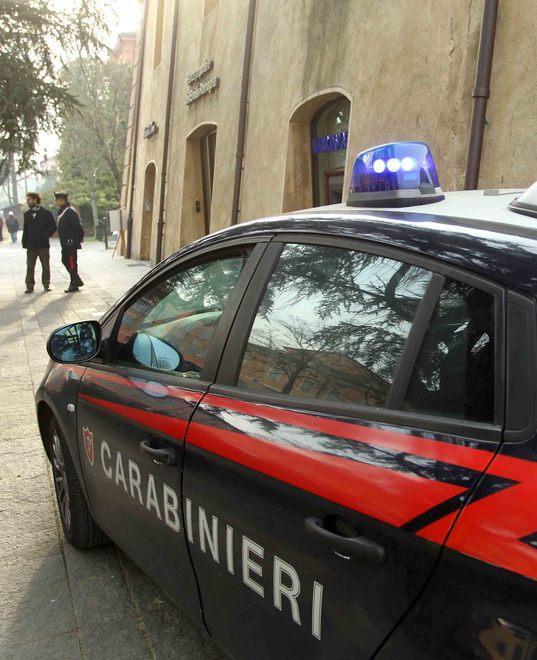 Due ladri si infilano nei garage e vengono bloccati dai cittadini 