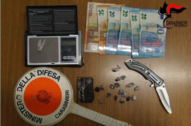 L'hashish e il materiale sequestrato dai carabinieri elbani