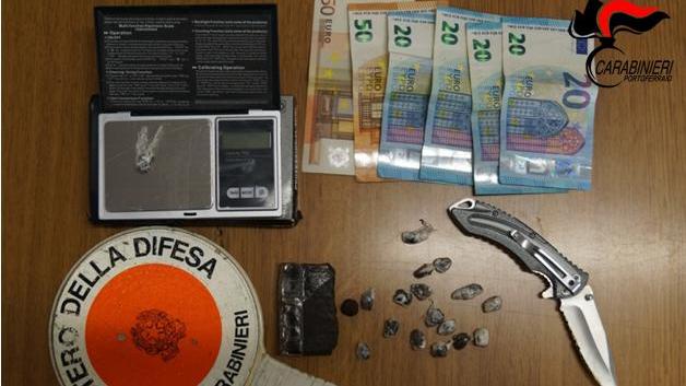 L'hashish e il materiale sequestrato dai carabinieri elbani