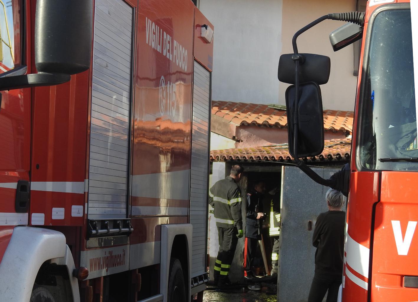 L'intervento dei vigili del fuoco a Cabras (foto Francesco G. Pinna)