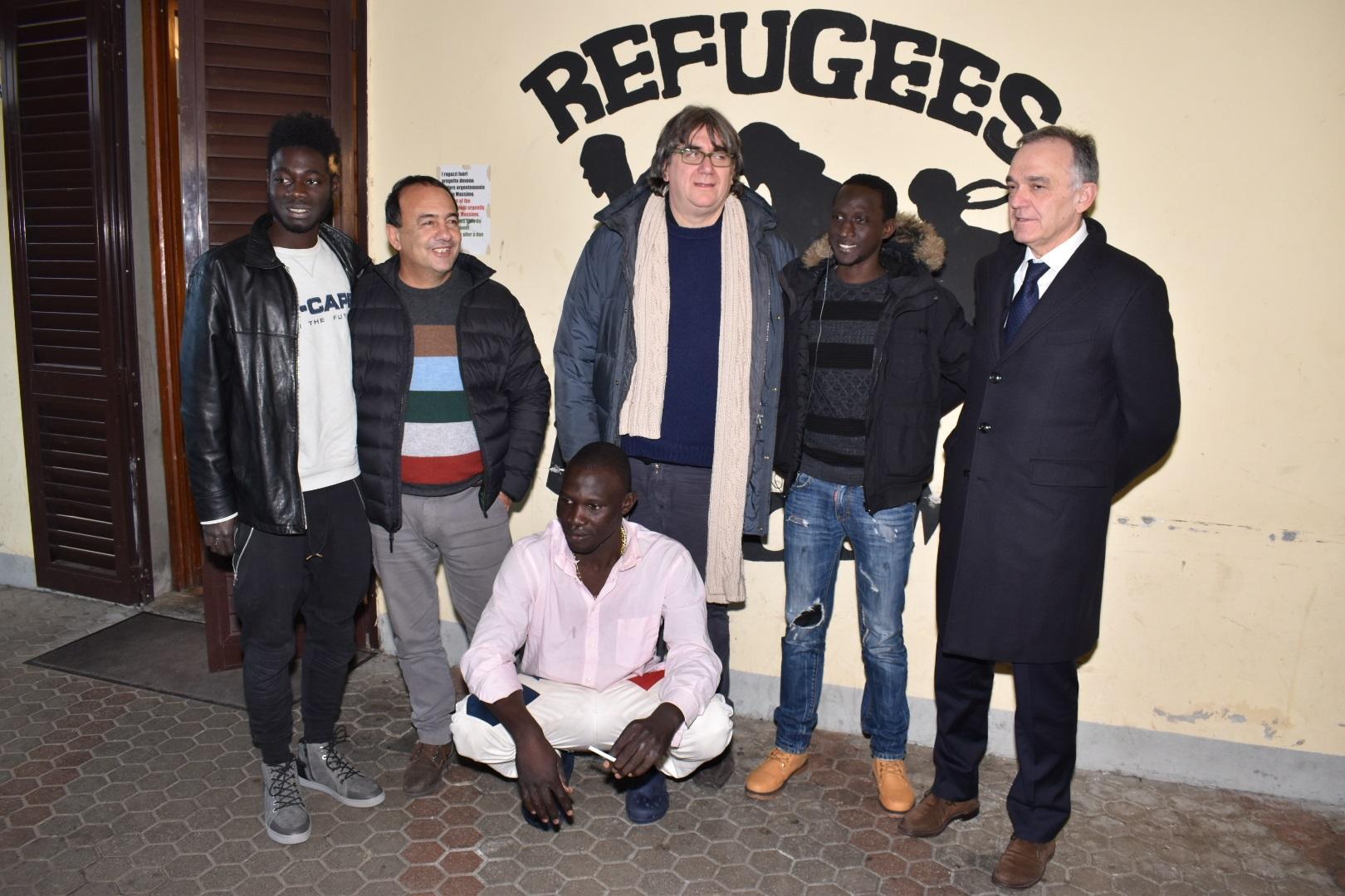 La denuncia di don Biancalani al Mandela Forum: "Emergenza migranti, tutte le sere nuovi arrivi a Vicofaro"