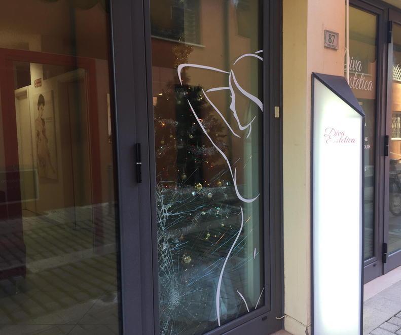 Vede i ladri in diretta sul cellulare e urlando al microfono li fa fuggire dal negozio 