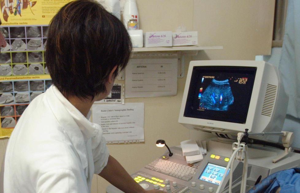 Un medico esegue un esame 
