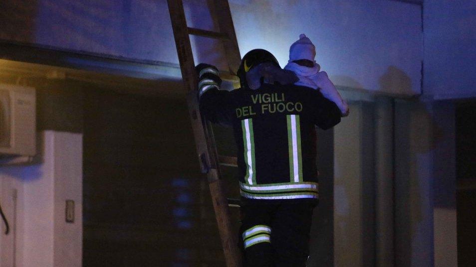 «Svenuto sulle scale con mia figlia in braccio. Salvati dai pompieri»