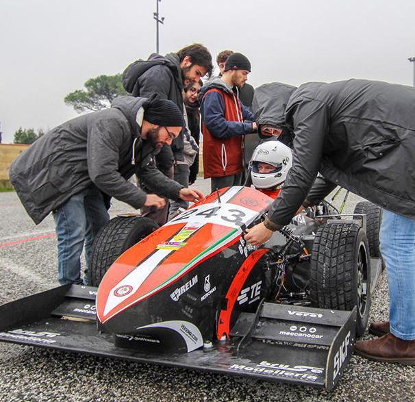 Primo test dell’E-Team nella piazza del Mercato 