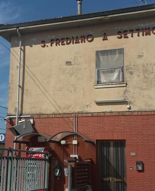 Derubata, insegue il ladro che fugge lungo la ferrovia 