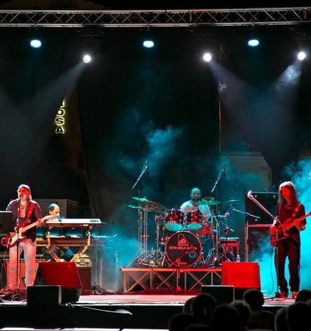 Festa di fine anno in piazza a San Miniato col gruppo Equipe 84 