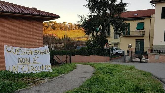 Una strada come un circuito striscioni contro la velocità