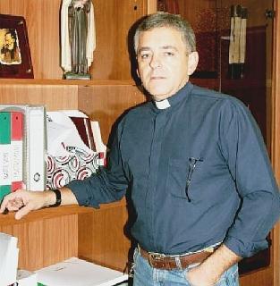 Sopra don Willy In alto la chiesa di Santa Teresa