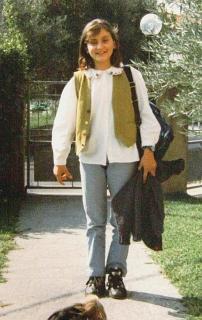 Nel dicembre 1997, pochi mesi dopo l’operazione Manjola è pronta per andare a scuola