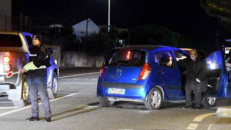 Grave donna investita mentre attraversa sulle strisce pedonali