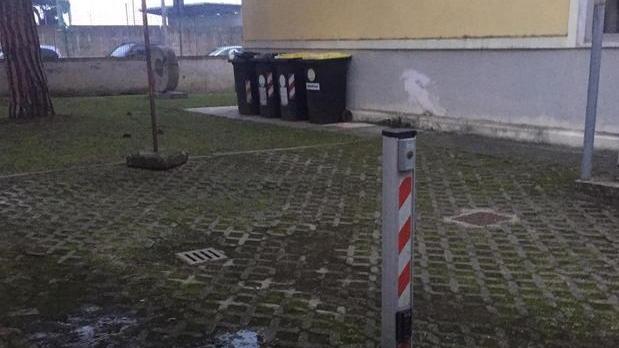 Alla sede Asl degrado disagi, lampioni rotti e una perdita d’acqua