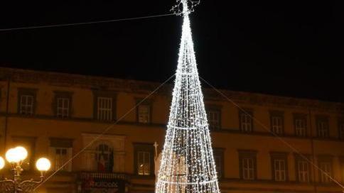 Acceso l’albero di Natale in piazza Napoleone
