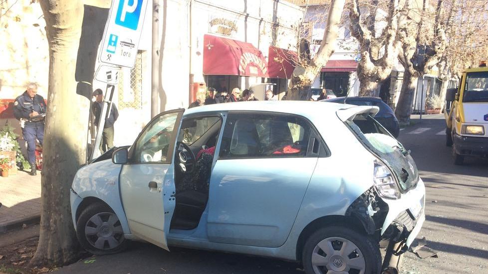 Auto finisce contro un platano