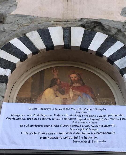  Striscione fuori della chiesa «Disumano il decreto Salvini» 