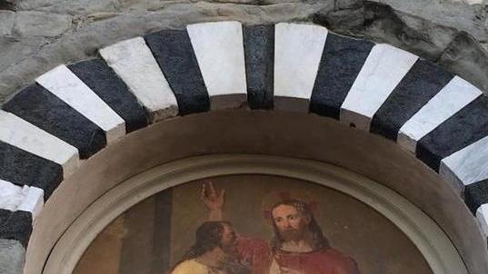 Striscione fuori della chiesa «Disumano il decreto Salvini»