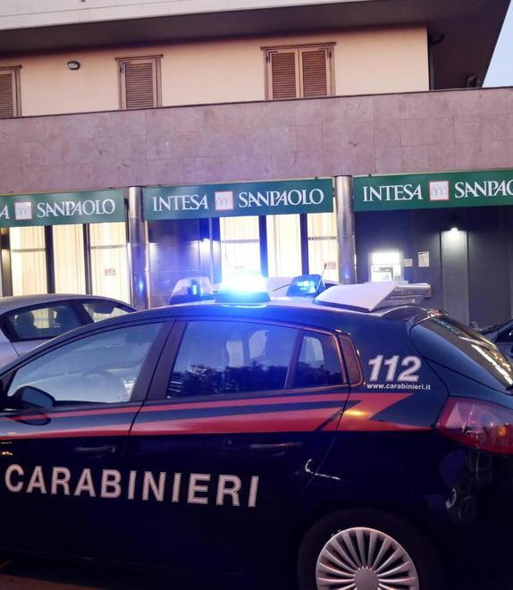 Assalto alla banca ma la cassa non si apre e la rapina fallisce