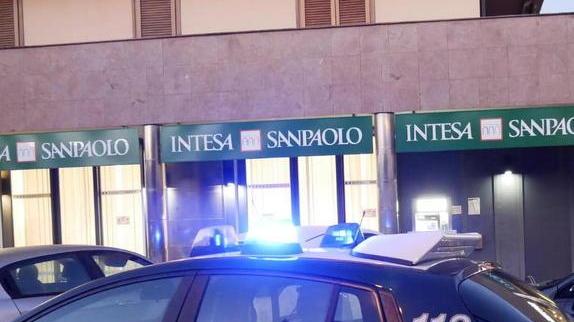 Assalto alla banca ma la cassa non si apre e la rapina fallisce