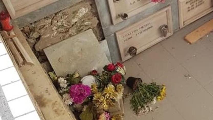 Loculi rotti e divelti Ancora polemiche sul cimitero
