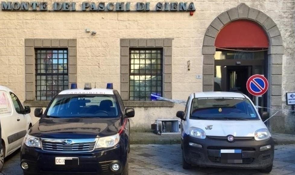 Assaltano col gas il bancomat Mps ma distruggono pure le banconote 