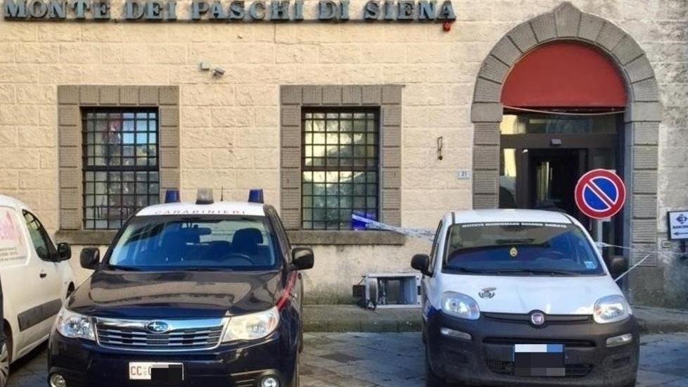 Assaltano col gas il bancomat Mps ma distruggono pure le banconote
