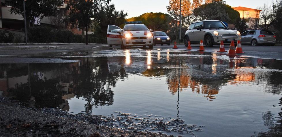 Si rompe un tubo e l’acqua zampilla Incrocio in tilt 