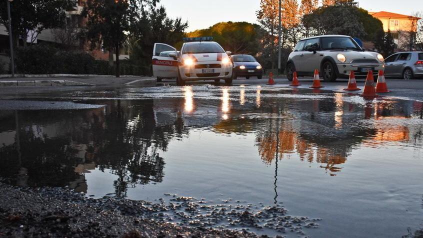 Si rompe un tubo e l’acqua zampilla Incrocio in tilt