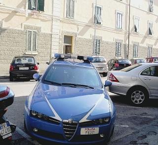 La polizia insieme allo steward mentre sequestra i fucili