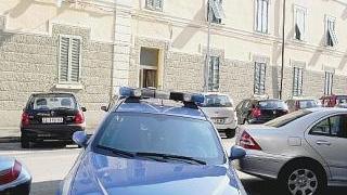 La polizia insieme allo steward mentre sequestra i fucili