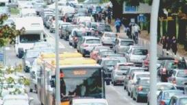 Il comandante Manzione e una arteria cittadina invasa dal traffico
