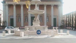 La fontana, restaurata, di piazza Duomo: non si potrà più girare attorno con le auto