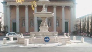 La fontana, restaurata, di piazza Duomo: non si potrà più girare attorno con le auto