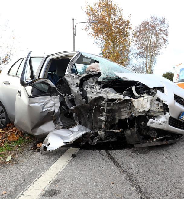 L’auto finisce contro un muro dopo un sorpasso azzardato 