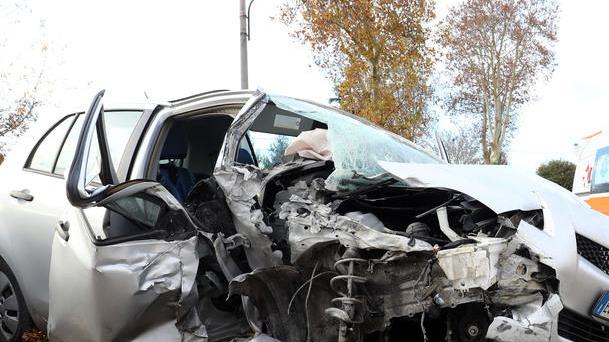 L’auto finisce contro un muro dopo un sorpasso azzardato